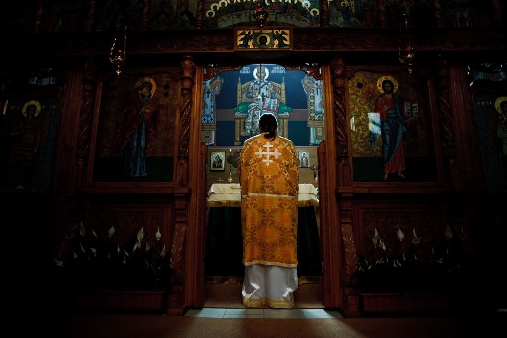 EXCLUSIV. Ce i s-ar putea întâmpla preotului care a botezat bebelușul de la Suceava. Regulile BOR sunt clare în astfel de situații