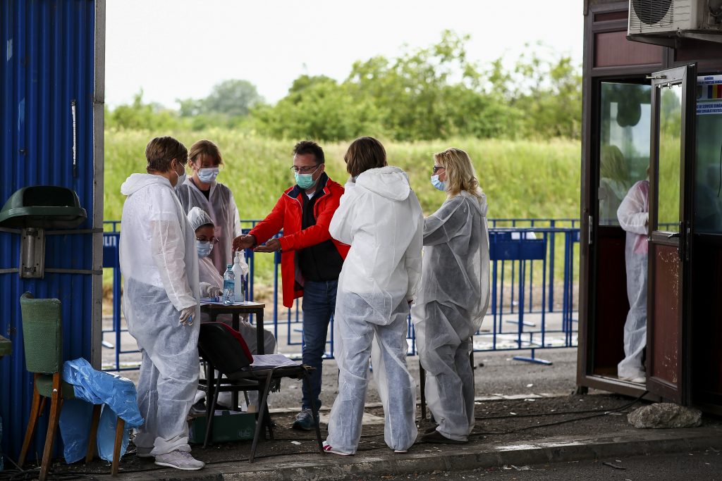 Românii, disperaţi la intrările în ţară pentru că trebuie să stea în carantină. „Am cheltuit atâţia bani degeaba”