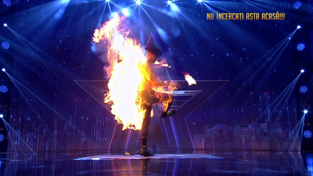 Moment înfricoşător la Românii au talent. Un concurent a luat foc pe scenă: „Am stricat numărul?”