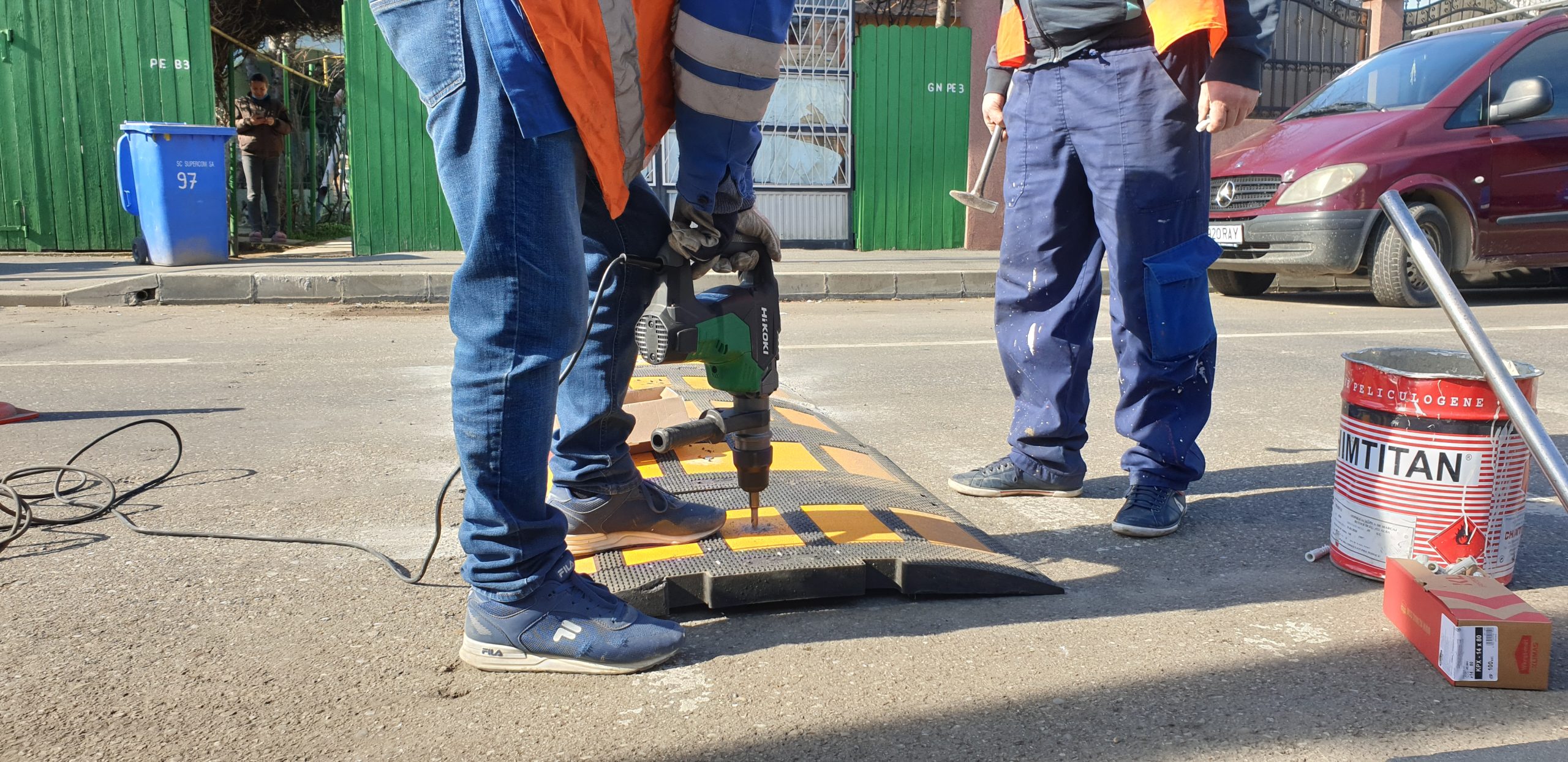 Montarea limitatoarelor de viteza pe strada Mentiunii