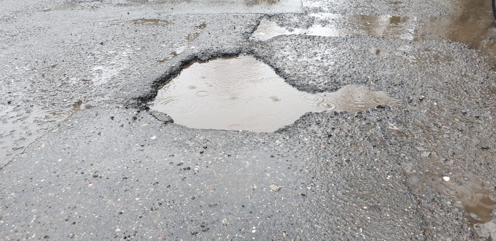 Dacă tu nu plătești rovinieta, iei amendă. Dacă ei nu repară drumurile, nu se întâmplă nimic. Ghicește țara
