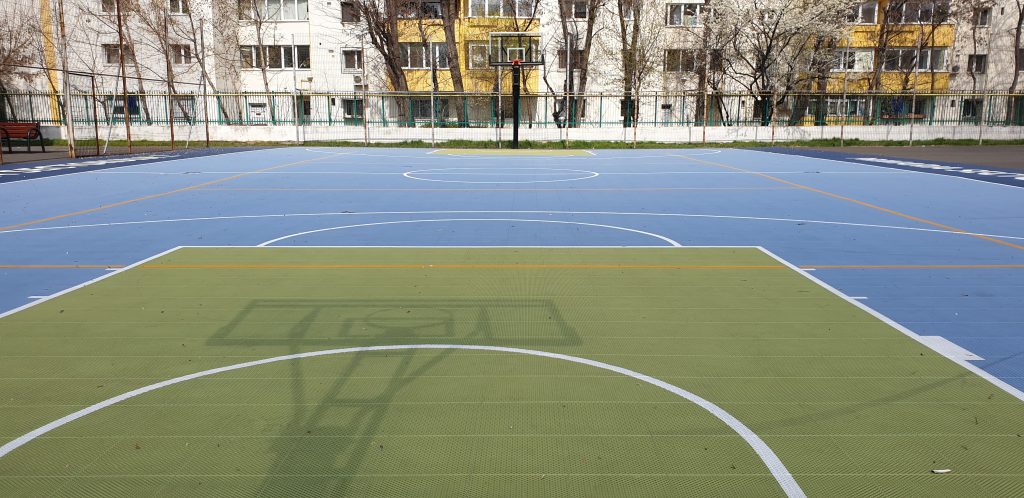 Curțile școlilor se deschid pentru sport și în afara orelor de curs. Cum se va face accesul, părinții au venit cu ideea