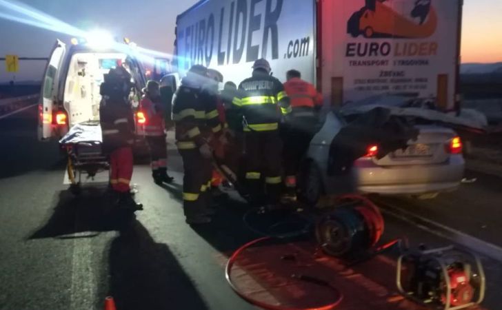 Accident mortal pe autostrada ce leagă Timișoara de Deva. O persoană a murit după ce un autoturism a intrat sub un tir