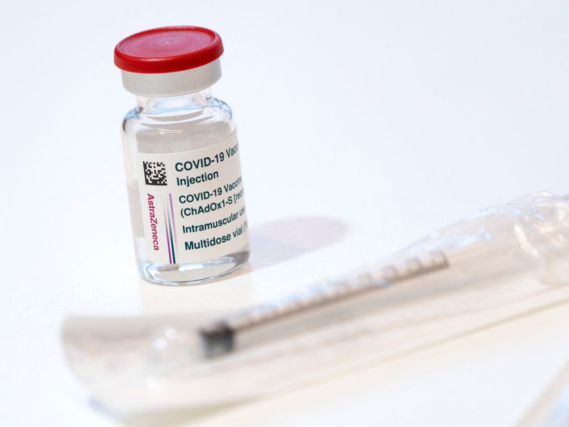 Serul AstraZeneca, înconjurat de controverse și reacții adverse în rândul celor imunizați