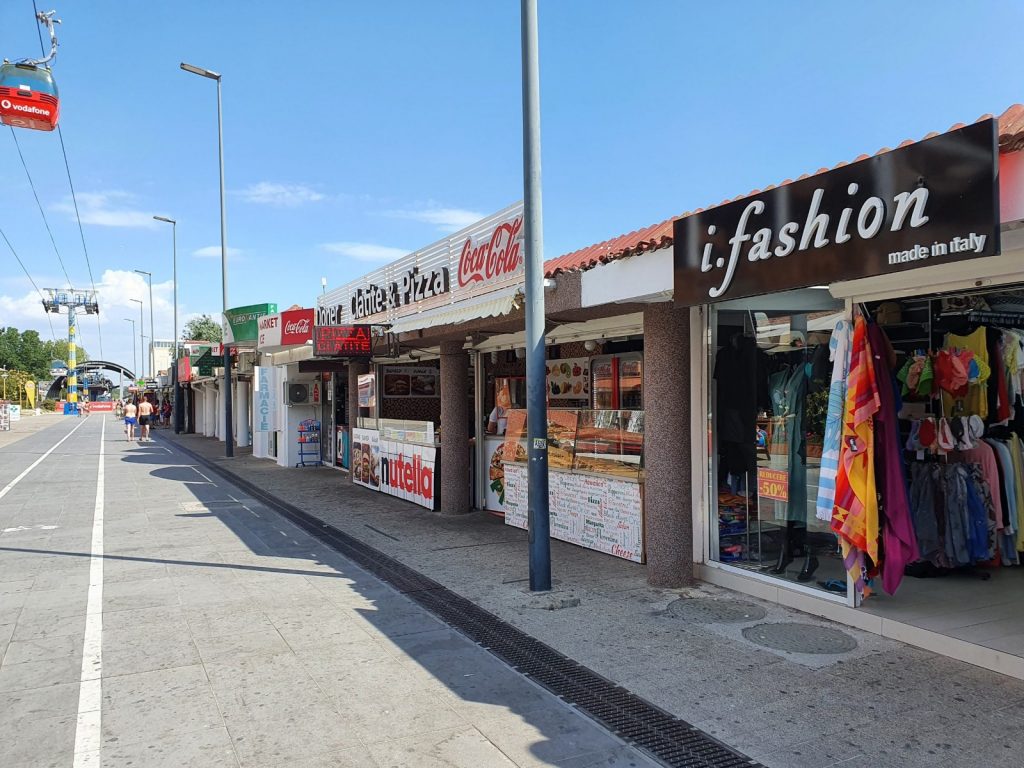 Adio chioșcurilor de pe faleza Constanța. Primăria le-a pus gând rău și dorește elimnarea acestora. Turiștii cu bugete mai mici vor fi puternic afectați