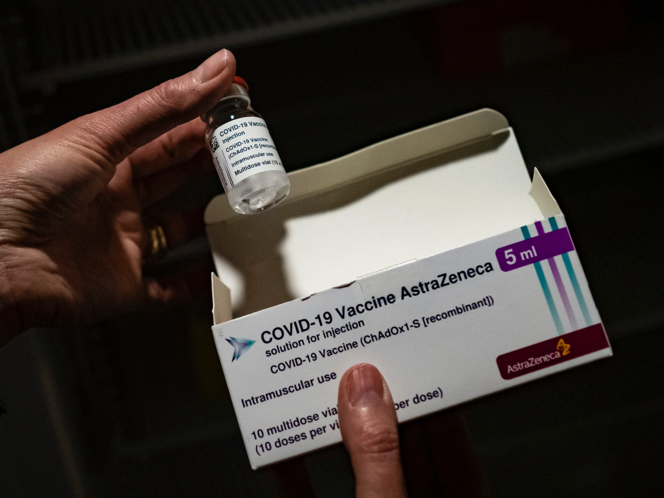 Vaccinul AstraZeneca, înconjurat de controverse