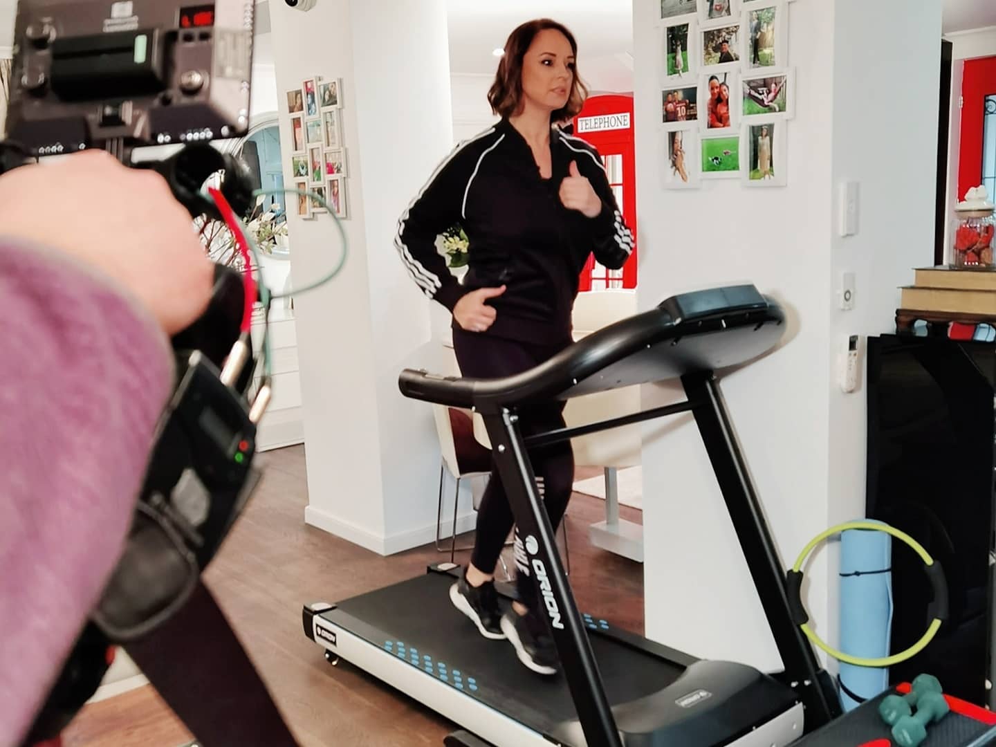 Frumoasa prezentatoare nu face rabat de la mișcare pentru a se păstra în formă