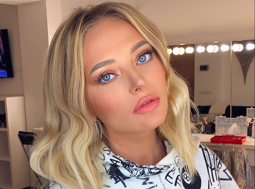 Aşa a apărut Delia pe stradă. Cum arată ţinuta ciudată care i-a uimit pe trecători. Foto