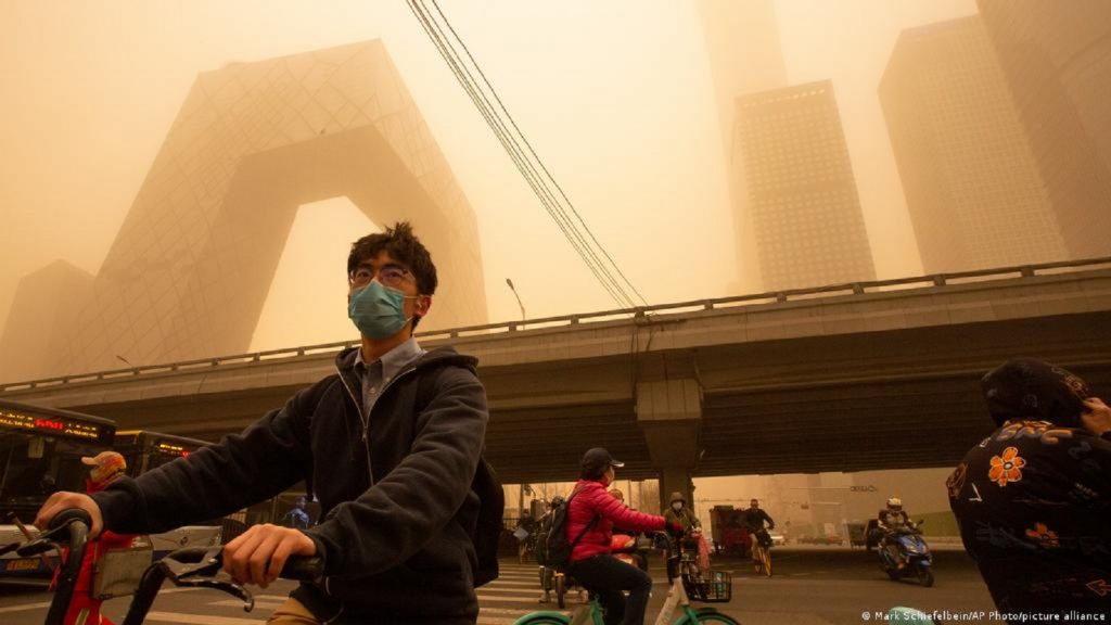 Fenomen spectaculos în China! Cerul s-a făcut galben, iar soarele un punct albastru. Imagini incredibile