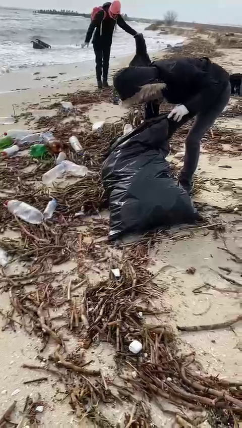 Cantitate record de deseuri pe plaja de la Edighiol