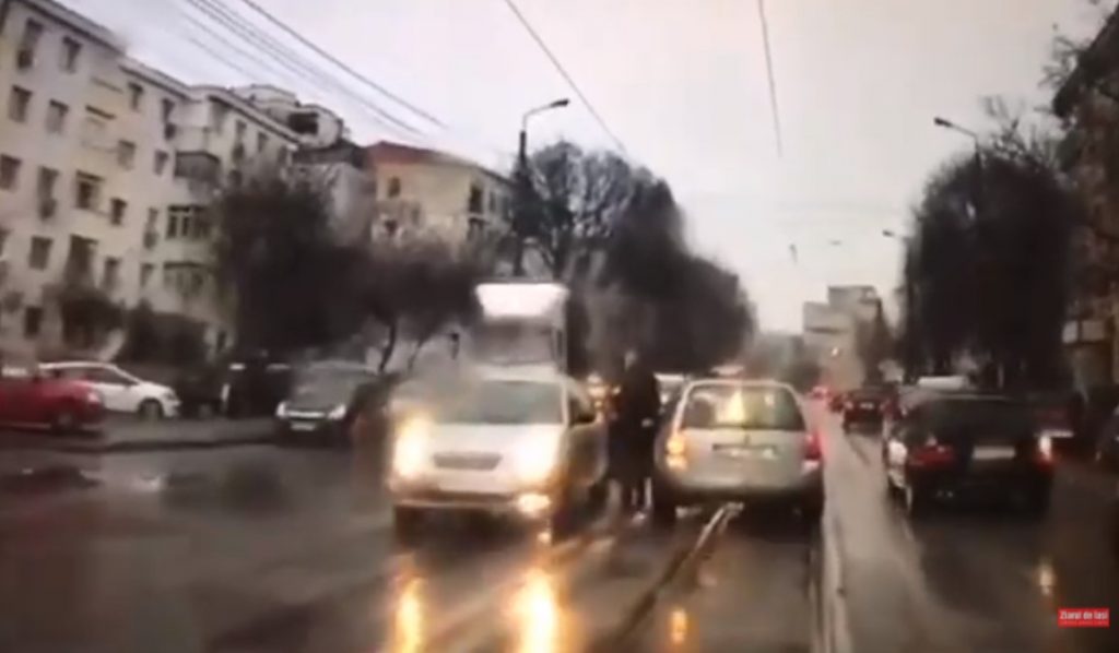Cât mai costă o bătaie în trafic în România. ”Polițiștii mi-au zis că îi dau 1.000 de lei, dar m-au mințit”