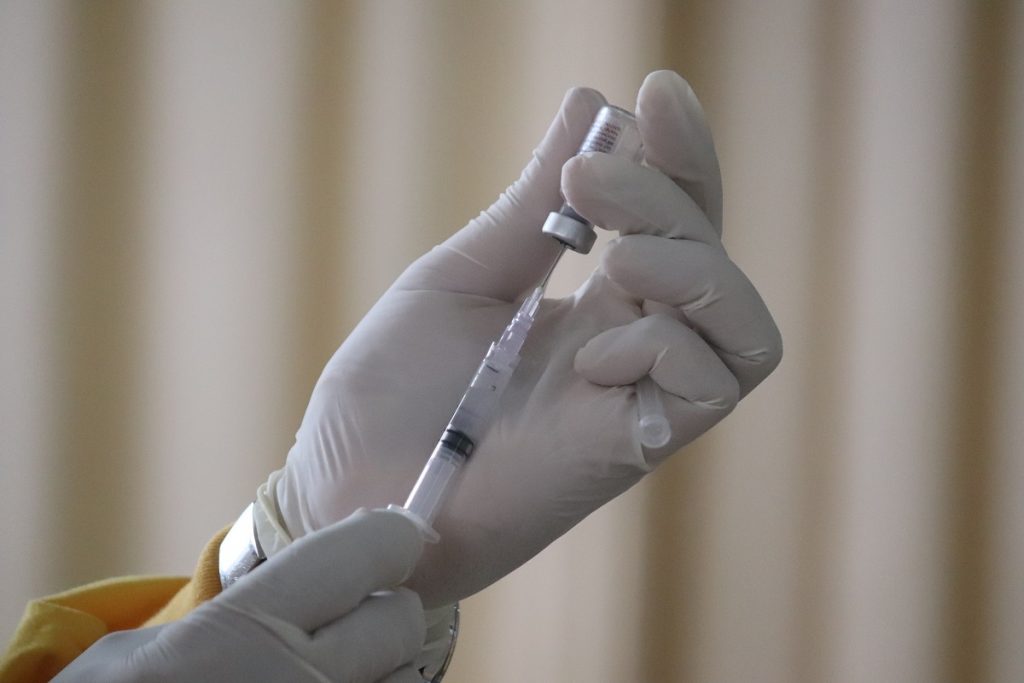 Câți români au făcut Covid după ce au primit și a doua doză de vaccin. ”Ne așteptăm ca formele severe să fie diminuate”