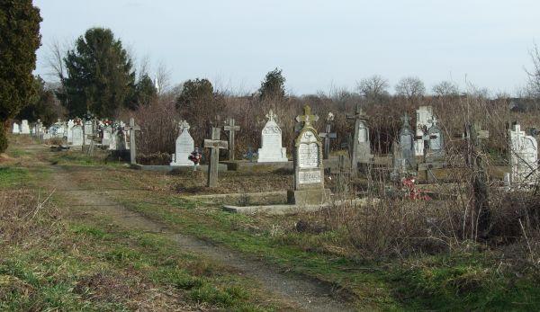 Cimitirul cu inscripții în versuri din Timiș, mai puțin cunoscut față de cel de la Săpânța, are o poveste incredibilă. Localnicii îl consideră bântuit
