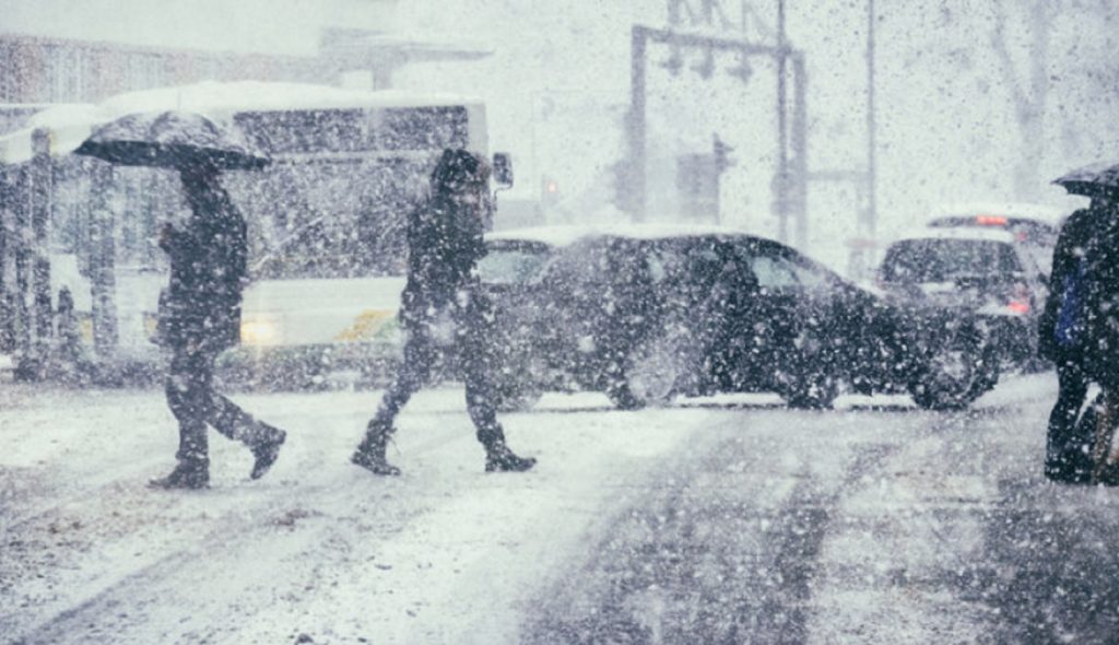 Vremea o ia razna, în România. Meteorologii au anunţat cod galben de ger şi ninsori