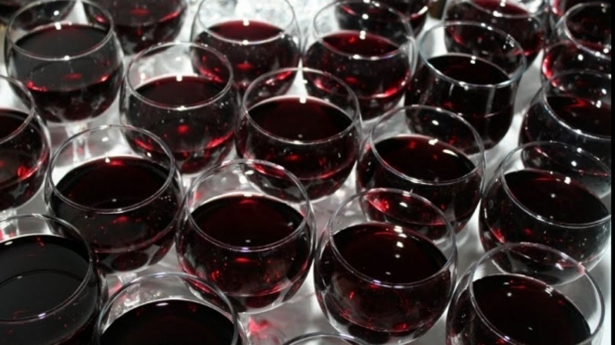 Conform tradiției, bărbații trebuie să bea 44 de pahare cu vin