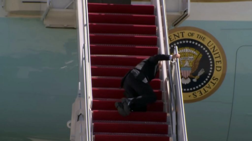 Cum explică apropiații lui Joe Biden tripla căzătură de pe scara avionului. ”Era să mă dărâme și pe mine”