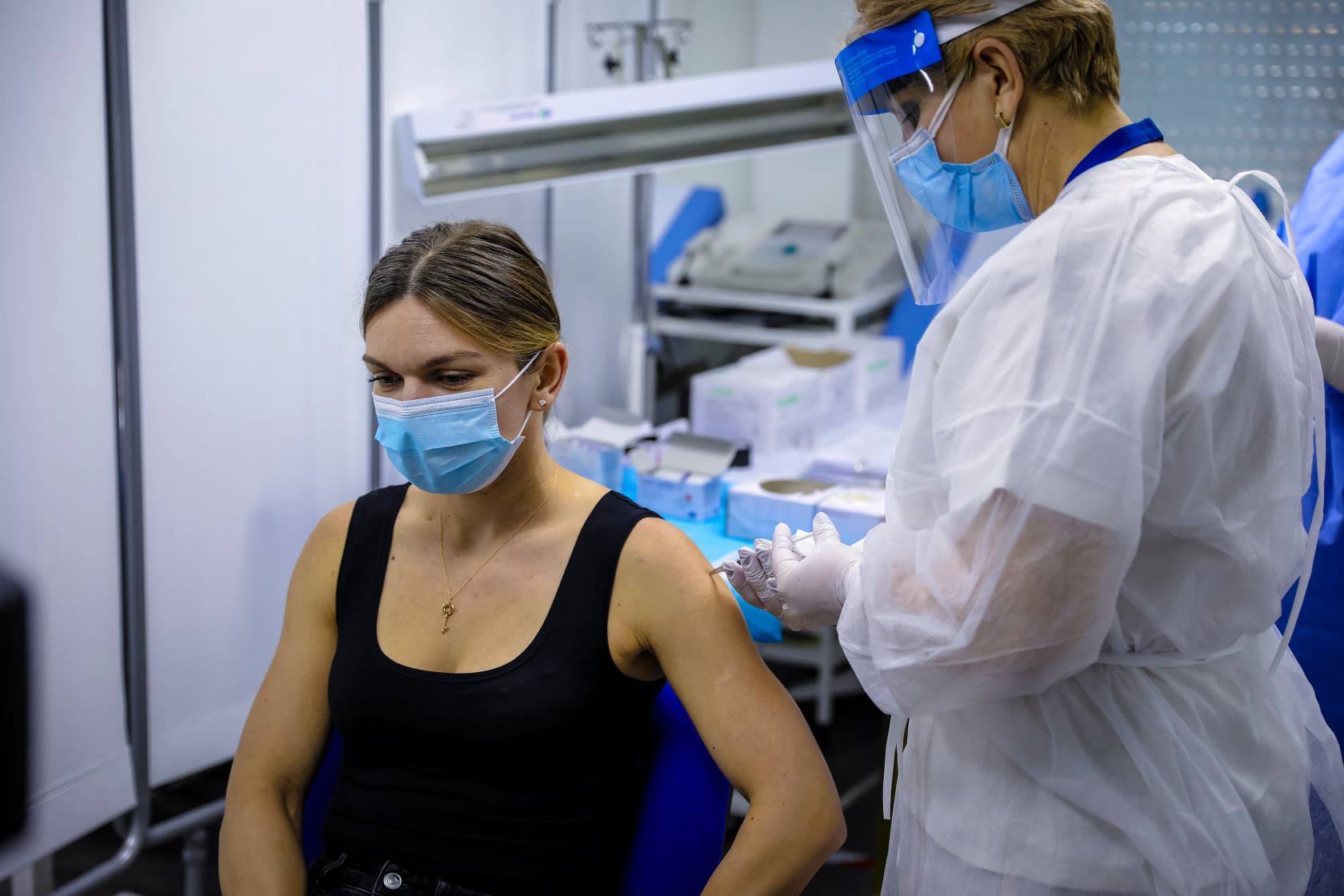 De ce s-a vaccinat Simona Halep mai devreme cu două zile