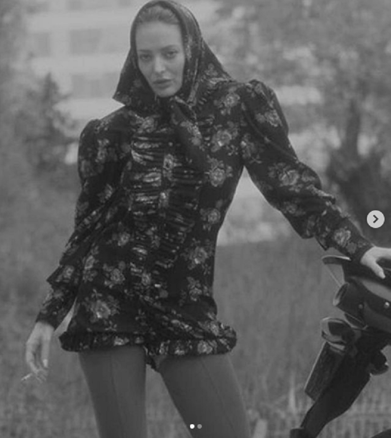 Delia Matache a pozat cu basma si cu tigarea in mana