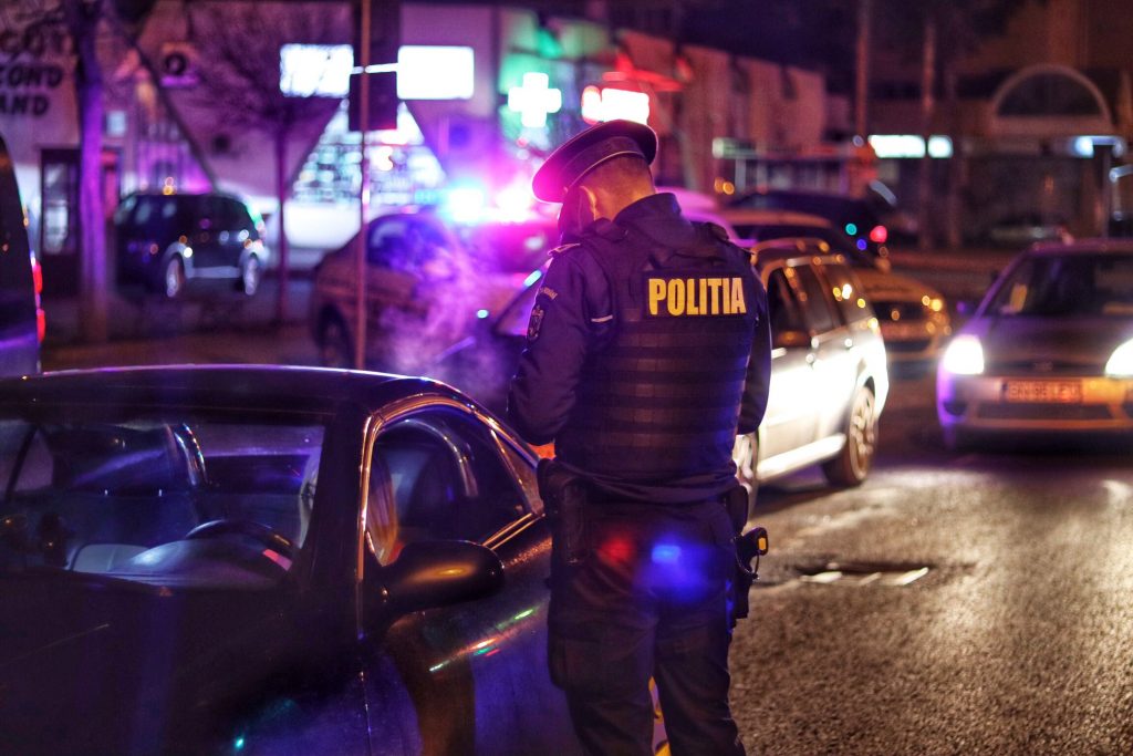 Descarcă de aici model declarație pe propria răspundere și adeverință de la angajator. Noile restricţii intră în vigoare de duminică