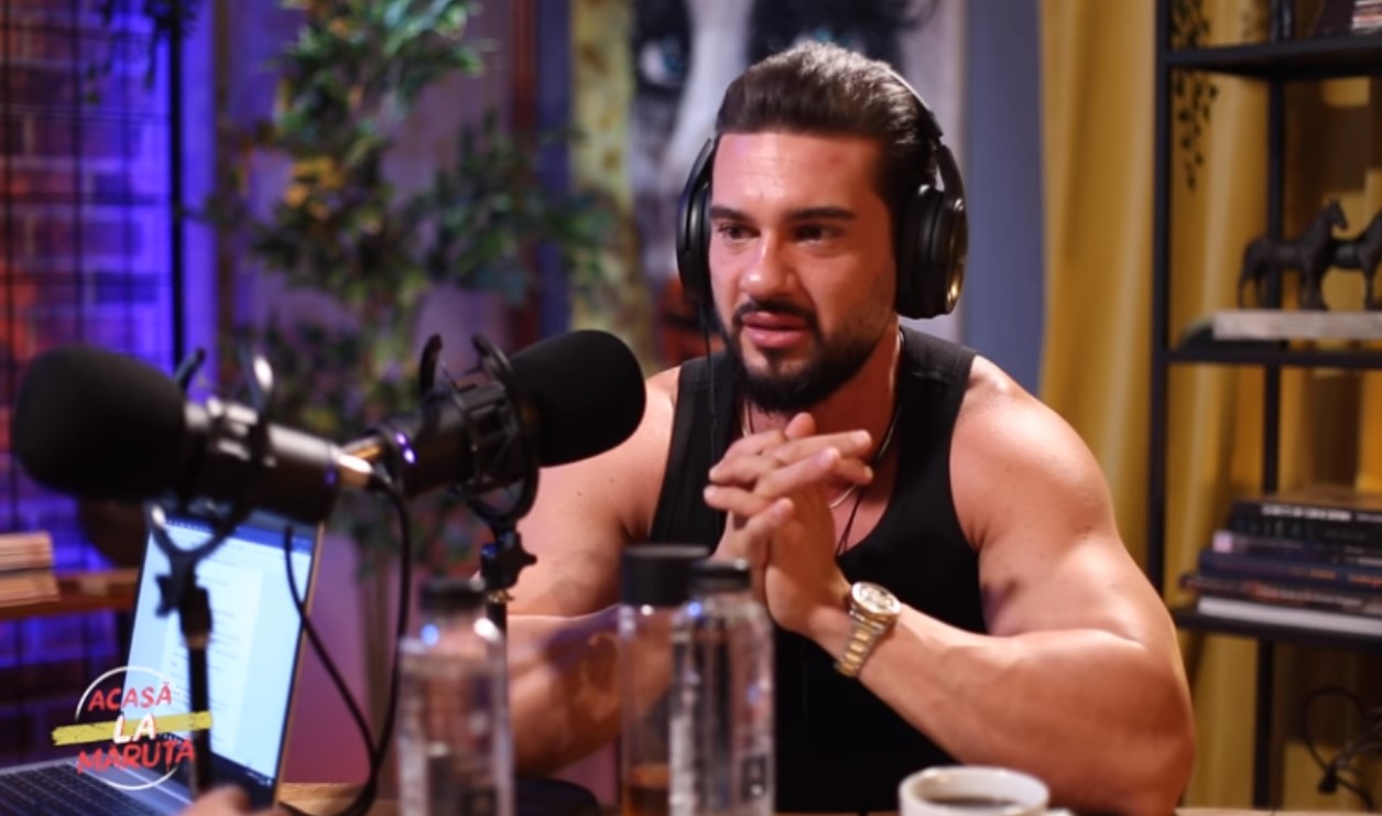 Vloggerul a povestit mai multe detalii despre viața sa în cadrul podcastului 