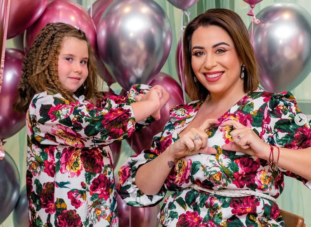 Isabela alături de mama sa, Oana Roman, la cea mai recentă aniversare a micuței
