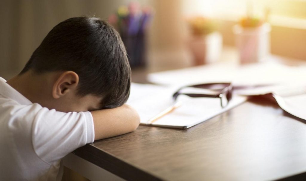 Elev de șapte ani din Maramureș, agresat fizic de tatăl unei colege în timpul orelor de curs. Învățătoarea era de față