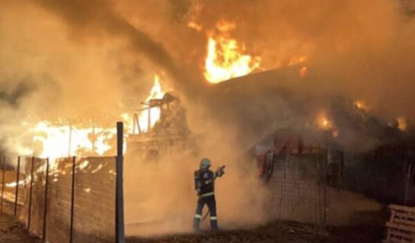Incendiu devastator în Neamț, în urma căruia doi bătrâni au suferit arsuri grave. Cum se simt aceștia acum