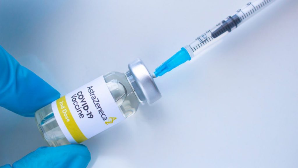 Lotul carantinat din vaccinul AstraZeneca va fi dat în folosință în România. Agenția Europeană a Medicamentului a decis că nu este niciun pericol