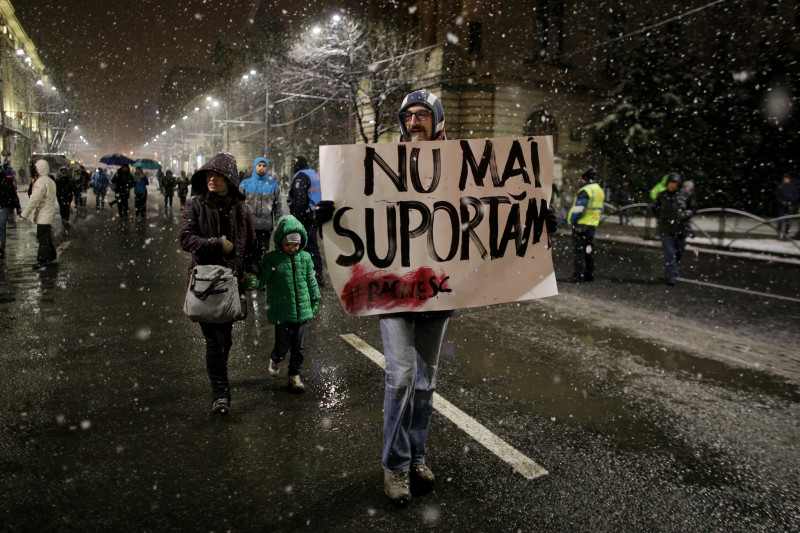 Mii de oameni au ieșit noaptea trecută să protesteze împotriva noilor măsuri luate de către autorități în contextul pandemiei