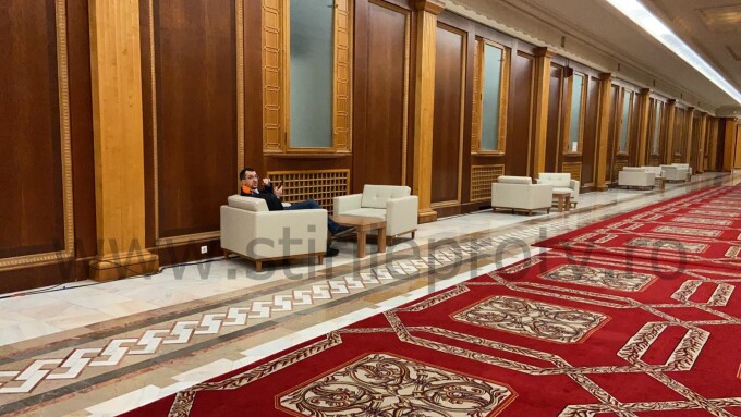 Ministrul Vlad Voiculescu, surprins fără mască, în Parlament foto - stirileprotv.ro