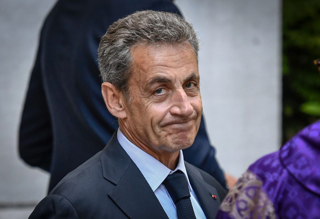 Sarkozy a primit o brățară. E de la instanță, nu de la Carla Bruni, așa că trebuie s-o poarte