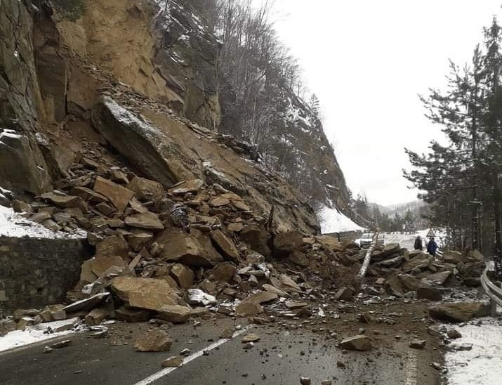 Scene incredibile pe DN 10, la Siriu, după ce o stâncă s-a prăbușit pe carosabil. Ce se va întâmpla acum, după alunecarea de teren