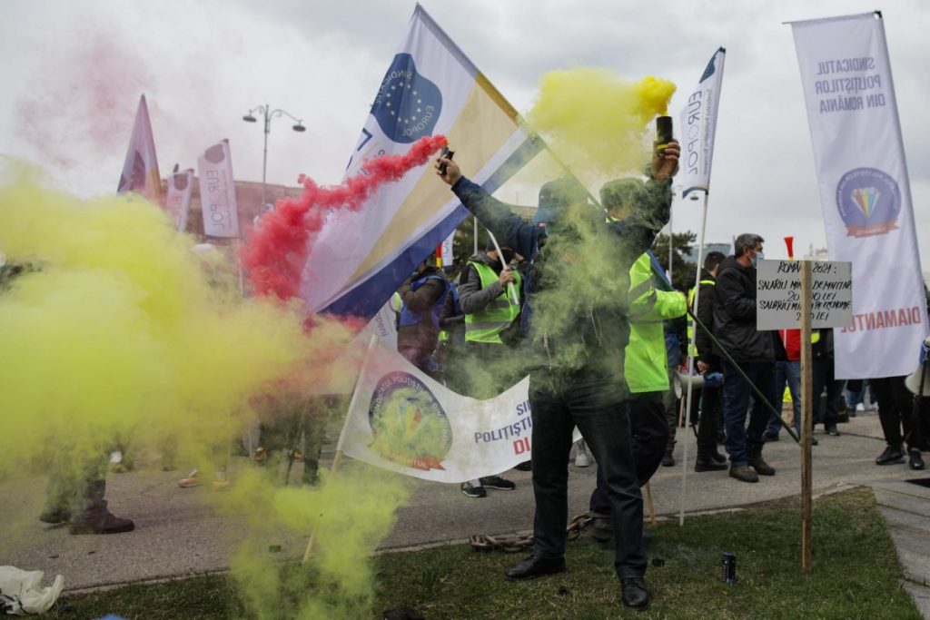 Polițiștii protestează din nou cu fumigene în fața Ministerului de Interne. Motivul pentru care s-au adunat. Jandarmeria e gata să intervină