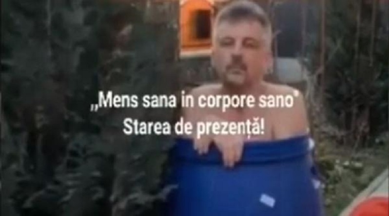 Primarul unei comune din Iasi s-a filmat cum face baie intr-un butoi cu muraturi