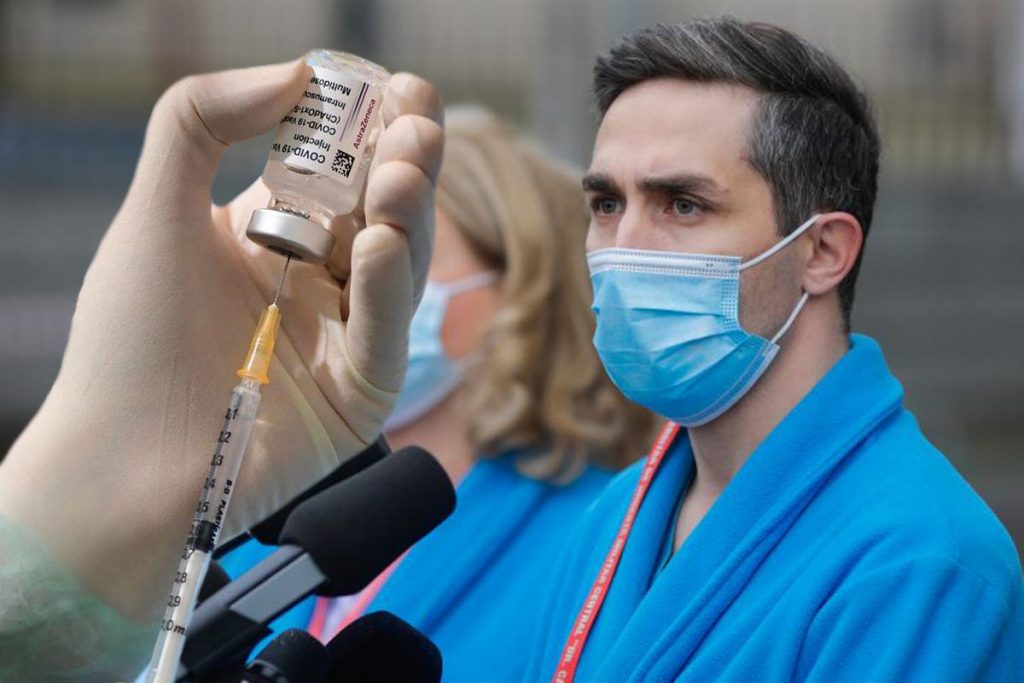 Reacții adverse severe la vaccinul AstraZeneca, investigate în România. Valeriu Gheorghiţă: „Se cer mai multe detalii”