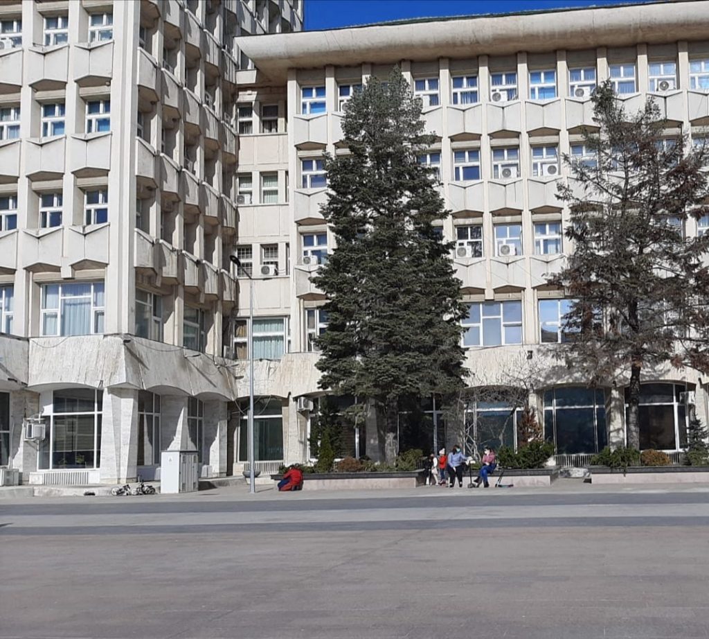 Reportaj. Târgoviște, din nou în scenariul roșu. Cetățenii și patronii restaurantelor sunt cu moralul la pământ: „Suntem disperați. Nu mai știm cum să ne împărțim între joburi și casă”