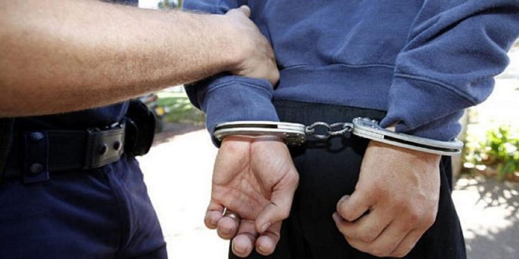 Un alt bărbat a fost reținut de Poliție la Onești. De ce se plimba cu un pistol prin oraș