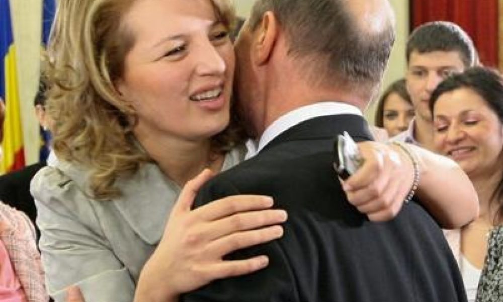 Ioana Basescu nu se poate opri din plans dupa ce a fost condamnata la 5 ani de inchisoare