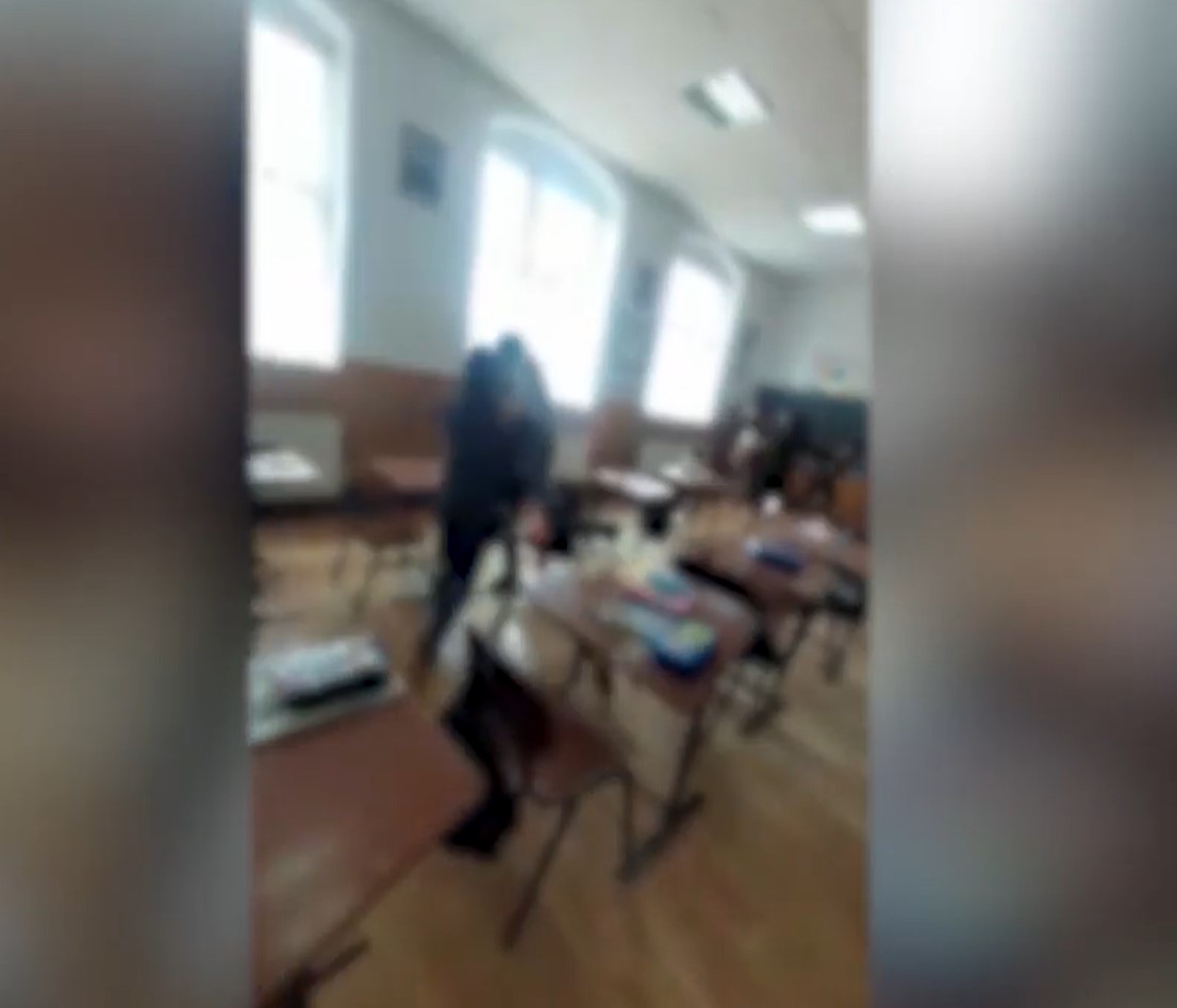 Elevă la o şcoală din Argeş, bătută de un coleg