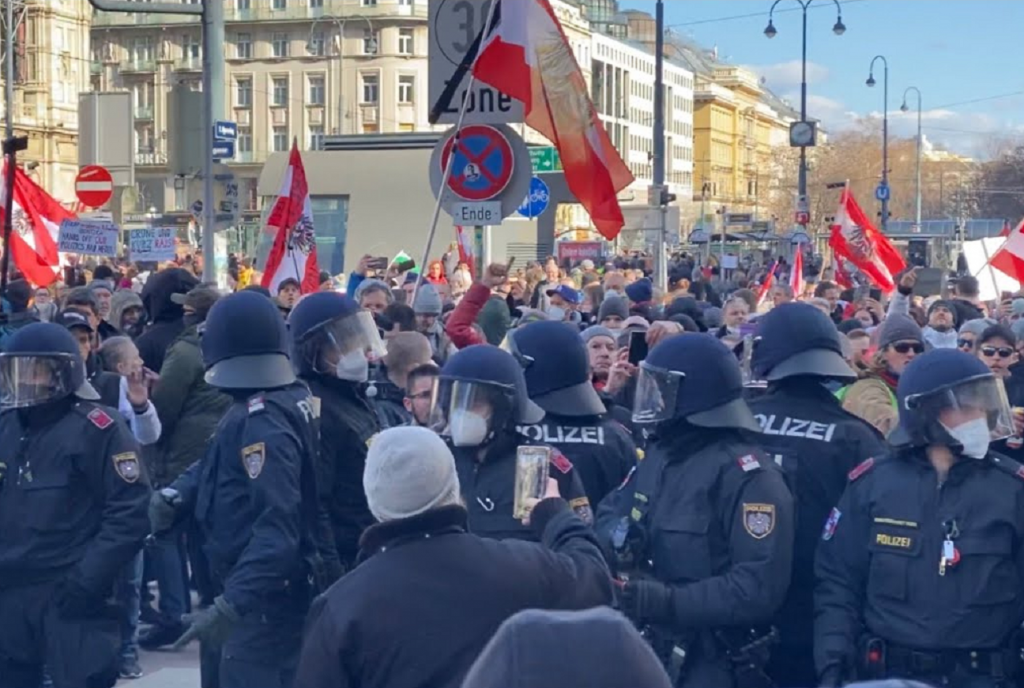Protest important la Viena împotriva restricțiilor. S-a lăsat cu violențe. Poliția a trecut la arestări