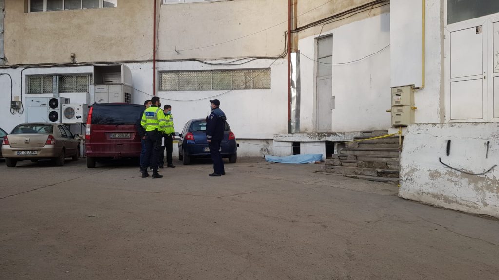 Un bărbat a murit după ce s-a aruncat de la etajul 4 al blocului în care locuia. De ce a luat decizia de a se sinucide. Soția sa este în șoc