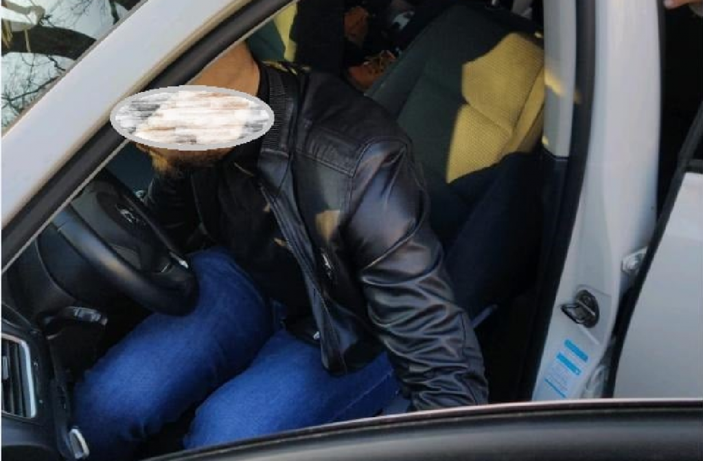 Un bărbat a dat cu mașina peste un polițist local într-un parc din București. Ce l-a deranjat pe șoferul nervos