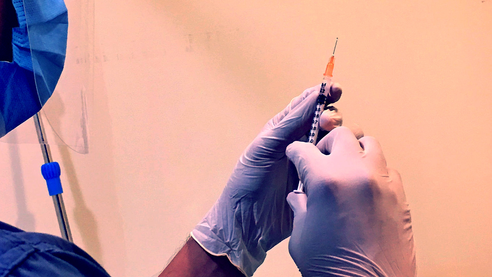 Tanarul vaccinat cu rapelul gresit apare in acte ca fiind neimunizat cu ambele doze. 