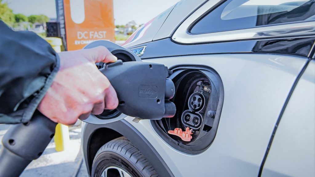 Marca celebră de mașini care renunță la motoarele pe benzină și motorină. Va face doar modele electrice din 2030