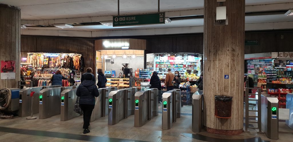 Azi ar fi trebuit să înceapă evacuarea spațiilor comerciale de la metrou. Angajații sunt disperați: „Îmi întreţin singură familia”