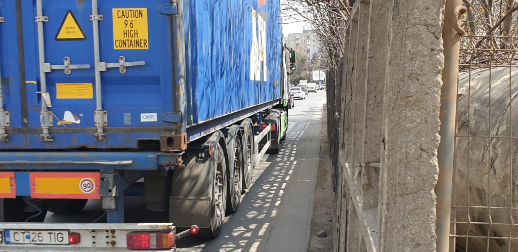 Bloc fără trotuar, în Bucureştiul anului 2021. Cum îşi pun în pericol sute de oameni, în fiecare zi, viaţa