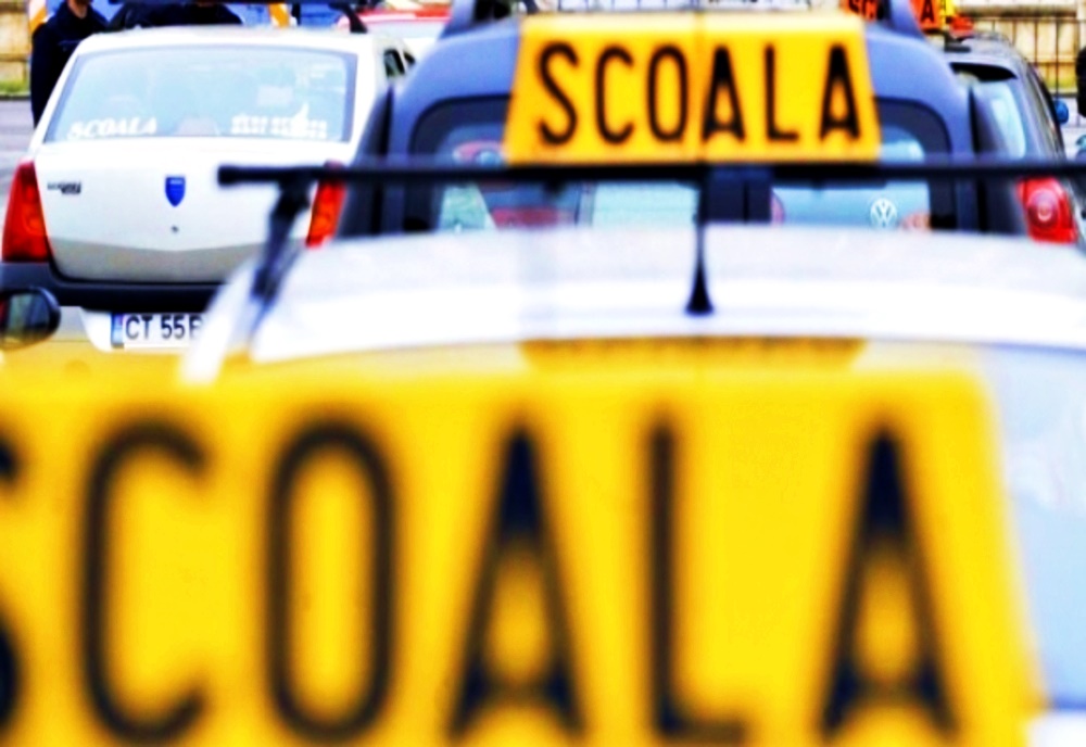 Ce preț are școala de șoferi în București, dar în provincie? Câți bani cheltui până te vezi cu permisul de conducere în mână