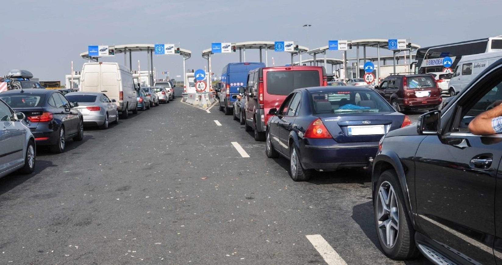 Aglomerație la Nădlac II, pe sensul de ieșire din țară. Românii care au venit în vacanță la rude se întorc în țările în care lucrează