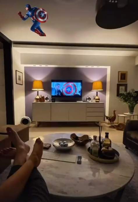 Andreea Bălan și iubitul său, Tiberiu Argint, relaxându-se pe canapea foto - Instagram