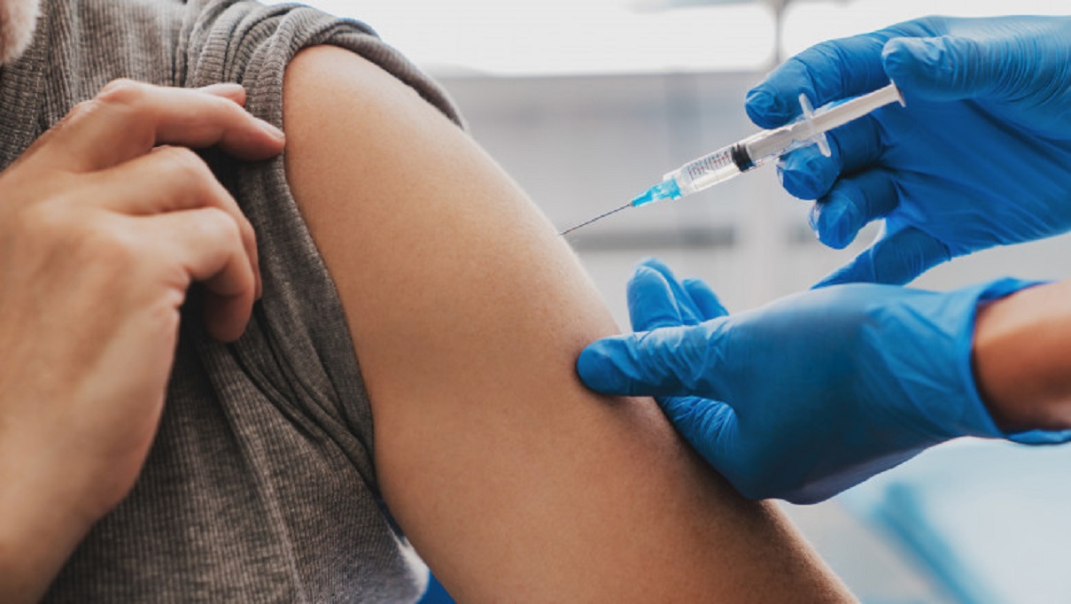 Angajatii companiilor private se vor putea vaccina la locul de munca